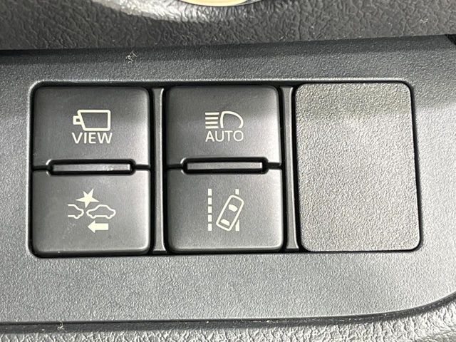 【プリクラッシュセーフティ】前方の車両等を検知し、衝突しそうな時は警報で注意を促し、ブレーキを踏む力をサポート。ブレーキを踏めなかった場合は衝突被害軽減ブレーキが作動、衝突回避をサポートします。