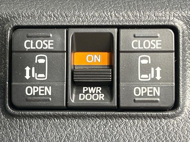 【両側パワースライドドア】スマートキーや運転席のスイッチで後席両側スライドドアの開閉が可能♪電動だから力を入れてドアを開ける必要が無く、小さなお子様でも簡単に開け閉めでき快適です♪