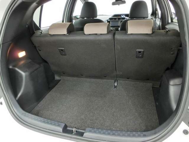 リアシートの後ろに荷物が載せられます。