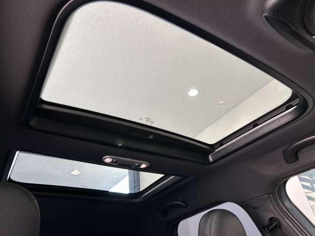 電動パノラマルーフ/YOURSトリム/黒革電動シート/アクティブクルーズコントロール/ヘッドアップディスプレイ/シートヒーター/1オーナー/禁煙車/ワイヤレス充電/19インチホイール/前後ドライブレコーダー