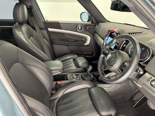 電動パノラマルーフ/YOURSトリム/黒革電動シート/アクティブクルーズコントロール/ヘッドアップディスプレイ/シートヒーター/1オーナー/禁煙車/ワイヤレス充電/19インチホイール/前後ドライブレコーダー