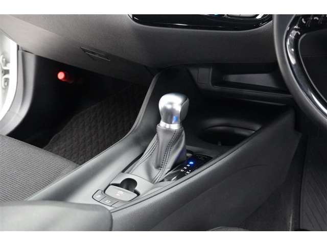 EVモードは電気モーターのみを使って走行するモードです。深夜の住宅街、屋内駐車場でエンジン騒音や排気ガスを気にすることなく走行できます。