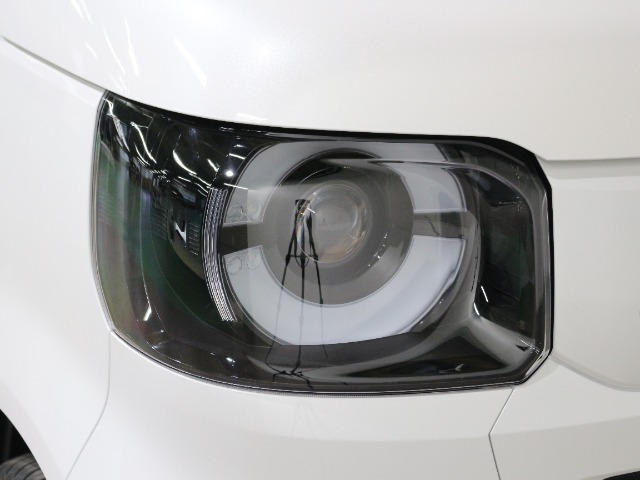 LEDヘッドライトが明るく遠くまで照らし、夜道や雨天などでの走行をサポートします。
