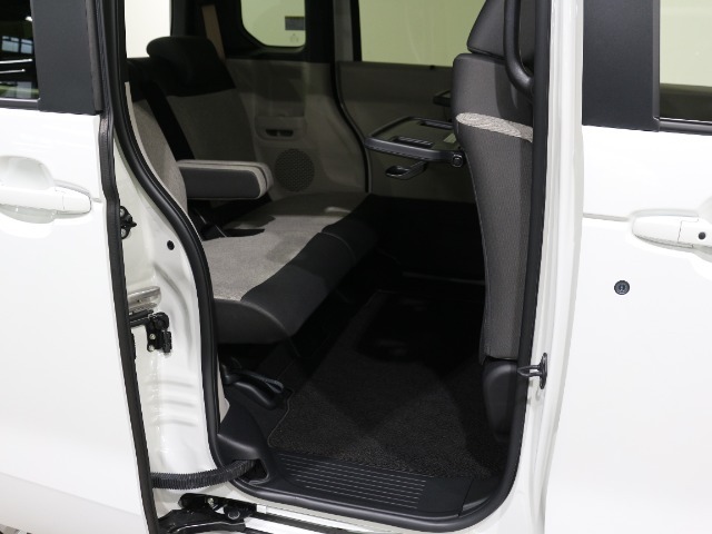 後席もゆったりとくつろげます。シートバックテーブルがドライブやレジャーで活躍してくれます。