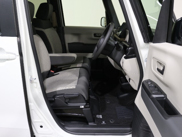 様々なシーンで体をやさしく支え運転に集中させてくれる低反発シートです。