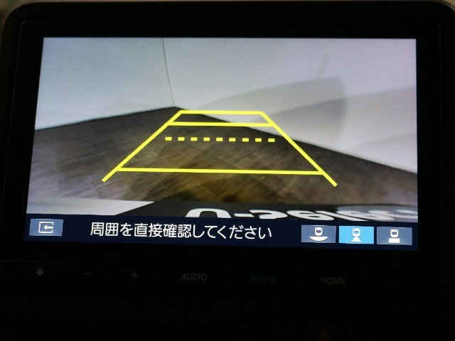 バックカメラと連携してガイドラインをナビ画面に表示し後退駐車・出入庫時のサポートをします。