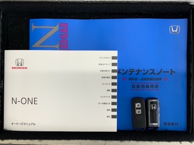 スマートキーは鍵をバッグに入れたままでもドアロックの開閉やエンジンのON・OFFができます。夜間や雨の日も鍵を探さなくて良いので便利です。