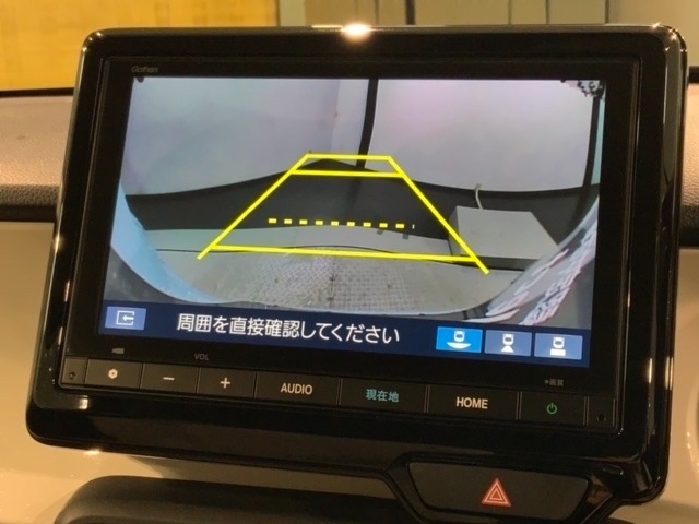 リバースギアに入れるだけで後方の表示へ切り替わります。夜間や雨の日の駐車も楽になりますよ。