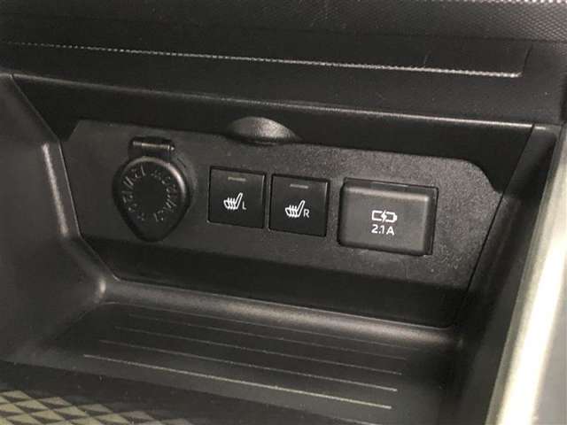 運転席・助手席シートヒーターです。座面と背もたれにヒーターが内蔵されているので、身体を直接温めることができます。寒さの厳しい時も快適に過ごせます。