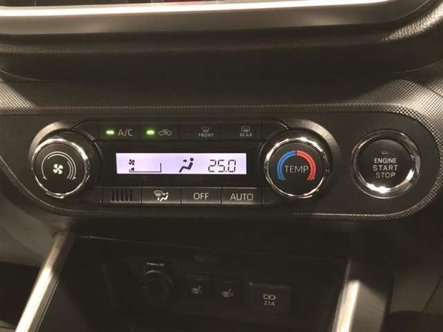 オートエアコンです。運転席から操作しやすいよう、使用頻度の高いスイッチを運転席側にレイアウトしています。