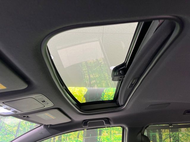 【サンルーフ】開放感たっぷりの希少装備、サンルーフが装着されています！車内に明かりを取り入れたり景色を楽しむ以外にも、車内の空気も簡単に換気できて快適です！
