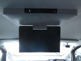 後席専用フリップダウンダウンモニター付で、長距離でも退屈しません♪