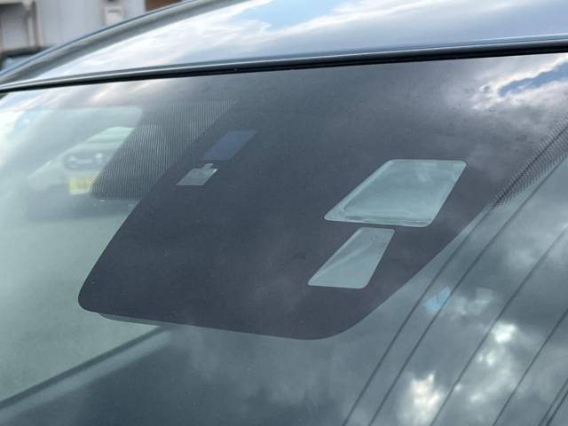 【i-ACTIVESENSE】走行中に前方の車両等を認識し、衝突しそうな時は警報とブレーキで衝突回避と被害軽減をアシスト。より安全にドライブをお楽しみいただけます。