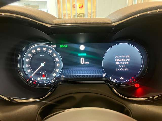双眼鏡をモチーフにしたアルファロメオ伝統のメーターデザイン