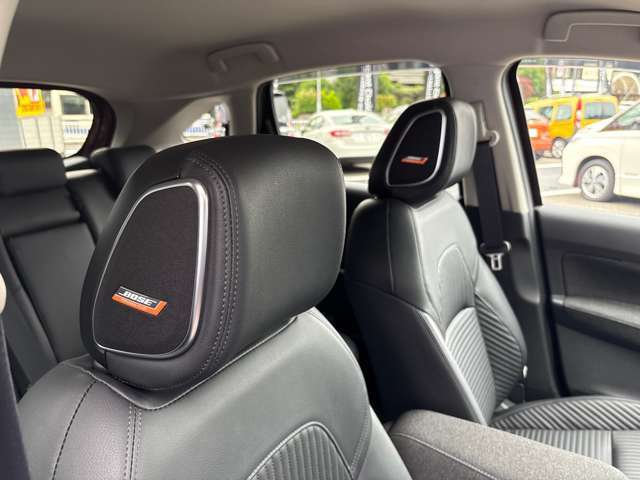 運転席、助手席のヘットレスト部にBOSEスピーカーを搭載しております！高音質で音楽再生、映画などを楽しんでいただけます♪