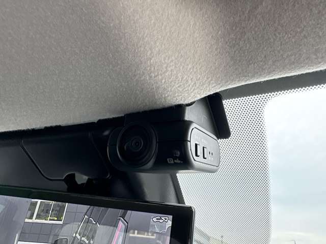ドライブレコーダー付きで前方だけでなく車室内を録画しているので、万一のとき記録に残せて安心です。