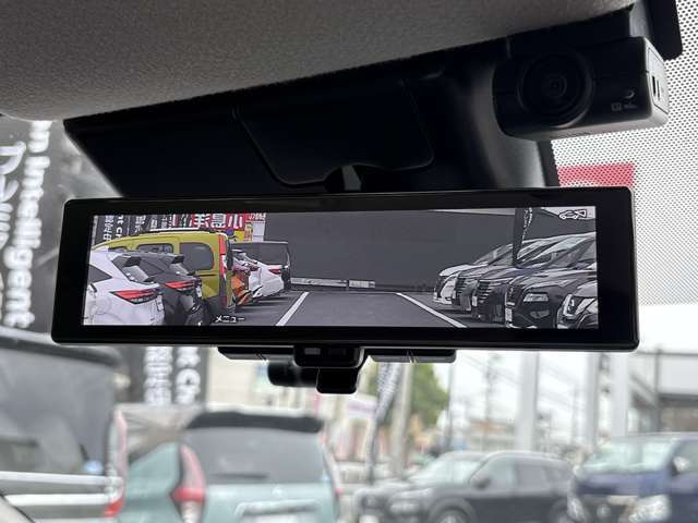 車両後方のカメラ映像がミラーに映るので、乗員や荷物が多くても視界を遮らず安心です。また、広角カメラで映しているので通常のミラーより視界が広く、夕方や夜間でもクリアな後方視界を確保することが出来ます。