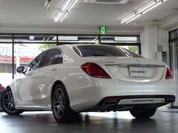 もちろん修復歴御座いません！！　外装色は綺麗なダイヤモンドホワイト！！　AMGラインならではのAMGスタイリングフロントスポイラー・サイド＆リアスカート・