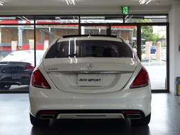 内装は上級グレードならではの高級感漂うブラックナッパレザーシート＆ブラックハイグロスポプラウッドパネルの組み合わせ！！　出力455PS（カタログ値）のハイパワーを発揮する