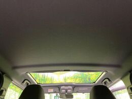 【ガラスルーフ】ガラスルーフ搭載で車内の解放感が一気にアップ！開放的なドライブをお楽しみいただけます。