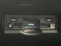 【ETC】有料道路を利用する際に料金所で停止することなく通過できる、ETC車載器（ノンストップ自動料金収受システム機器）が装備されています。セットアップを行うことで利用可能になります。