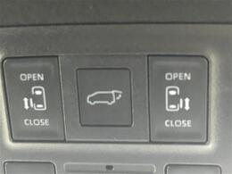 【両側パワースライドドア】小さなお子様でもボタン一つで楽々乗り降り出来ます♪駐車場で両手に荷物を抱えている時でもボタンを押せば自動で開いてくれますので、ご家族でのお買い物にもとっても便利な人気装備♪