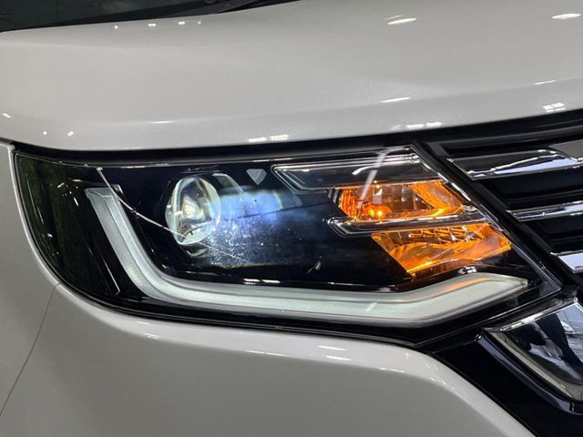 【LEDヘッドライト】悪天候や夜間走行時も良好な視界を確保し安心して運転できる高輝度LEDヘッドライトを装備！点灯速度が早く、消費電力も抑えられています。