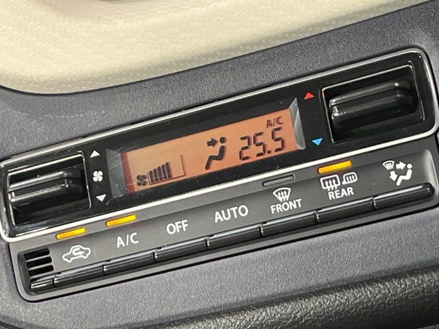 【オートエアコン】一度お好みの温度に設定すれば、車内の温度を検知し風量や温度を自動で調整。暑い…寒い…と何度もスイッチ操作をする必要はありません。快適な車内空間には必須の機能ですね♪
