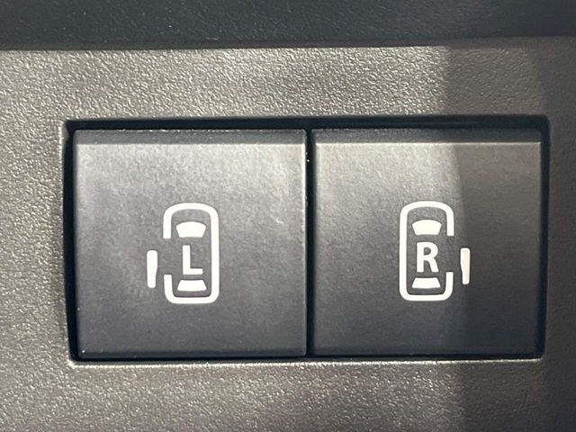 【両側パワースライドドア】スマートキーや運転席のスイッチで後席両側スライドドアの開閉が可能♪電動だから力を入れてドアを開ける必要が無く、小さなお子様でも簡単に開け閉めでき快適です♪