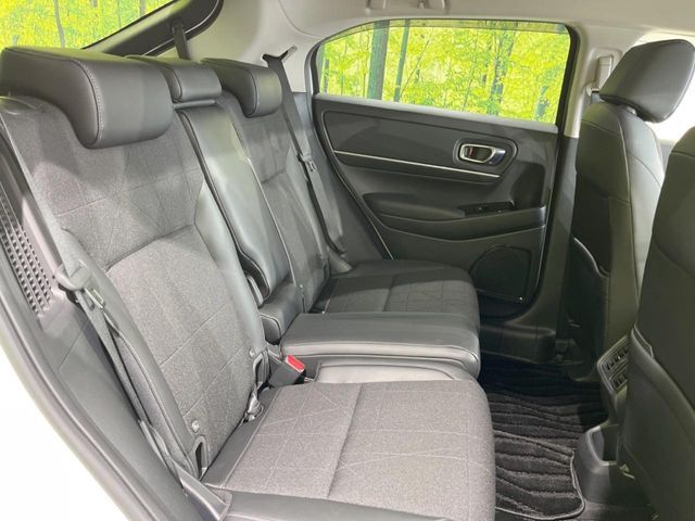 【ハーフレザーシート】高級感と座り心地を両立した人気のシート♪背面・座面のファブリック素材は、通気性の良さや滑りにくさに優れています。気温や服装に左右されず快適にお乗りいただけます。