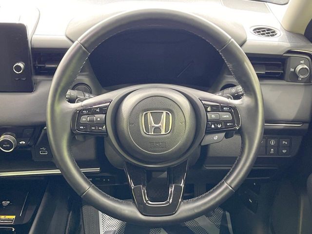 【ステアリングヒーター】冬場に冷たくなりやすい革巻きステアリングを、スイッチ一つで素早く適温に！エアコンよりも早く温まってくれるので、寒い日の運転も快適になりますね♪