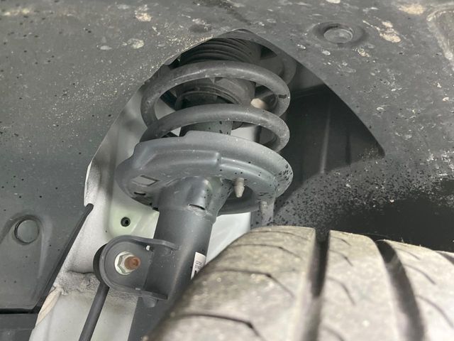 お車を安心してお乗りいただく為には、足回りの定期点検が欠かせません。サービスサポート（有償保証）では無料点検もご提供しており、安心のカーライフをお過ごしいただけるサポート体制が整っています。