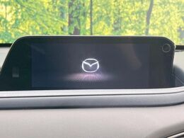 【メーカー純正ナビ】インテリアに溶け込むスタイリッシュな「専用設計」メーカーナビを装備♪視認性や操作性など基本性能にも優れ、より上質なカーライフをお楽しみいただけます。