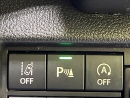 【車線逸脱抑制機能】高速道路走行時、車線からはみ出しそうな時にステアリングを制御し車線内を走行する様にアシスト。より安全な運転をサポートしてくれます！