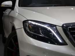 綺麗なダイヤモンドホワイト！！　安心の右ハンドル＆正規ディーラー車！！　事故歴ありません　内外装とても綺麗で心地良い禁煙車両に高級感漂うブラックレザー！！