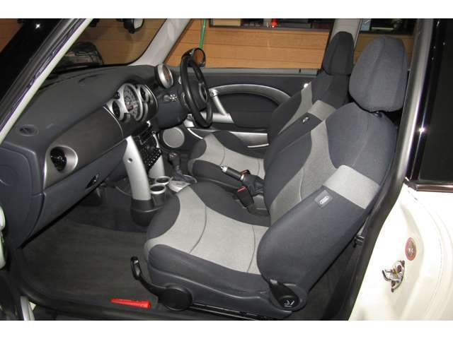 内装は、細目に清掃されていたようで、足元から天井まで使用感が少なく、全体的に清潔感が保たれております。