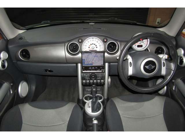 他のクルマにはほとんど見られない、ワクワクさせてくれるコクピットです。メーター類を中心としたMINI独特のデザインが、ドライバーを楽しい気分にさせてくれます。