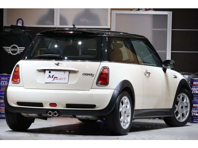 黄ばみやすいヘッドライトレンズは専門業者にて磨き＆クリア塗装実施済みのため、外装全体がとても綺麗な状態となっております。