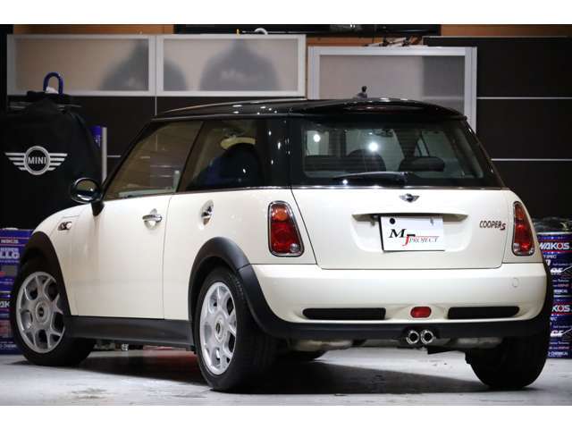 外装は、中古車と言う事で小キズ、エクボは見られますが、今現在もボディーの光沢が保たれているうえに、劣化しやすいフェンダーモールも艶が保たれており、外装全体がとても綺麗で良好な状態が保たれております