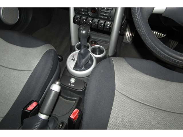 マニュアルモード付6速オートマが標準装備。シフト側でもマニュアル感覚でシフトチェンジが可能となっております。また、MINI特有のゴーカートフィーリングが楽しめます！