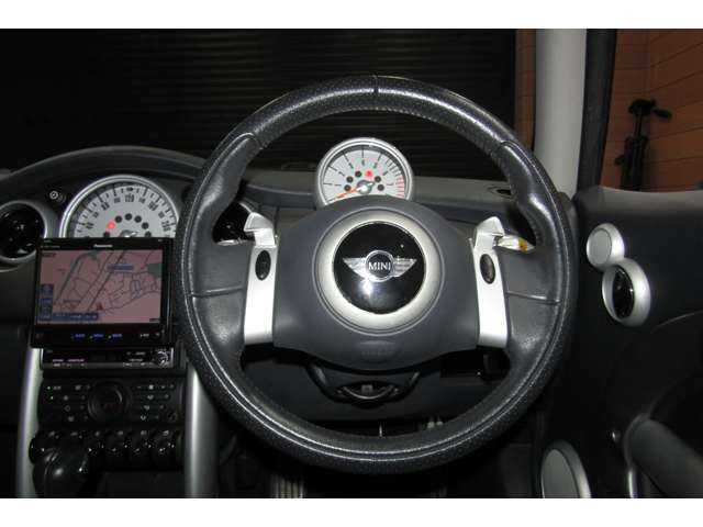 本革巻ステアリング装備。使用頻度が高いステアリングも擦れなどほぼなく良好です。また、パドルシフトが装備されておりますので、ステアリングから手を離さずにマニュアル感覚で走行が楽しめます。