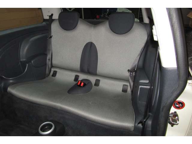 リアシートも使用感がほぼなく、とても綺麗な状態が保たれております。