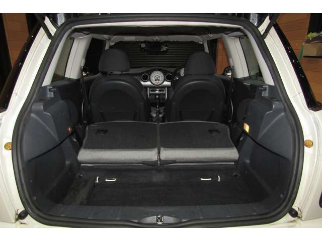 リアシートを倒せば、広く使用できるラケッジスペース。