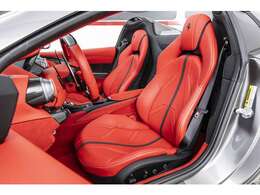 外装色はGrigio Ferro Met、内装色はRosso Ferrariの組み合わせでございます。