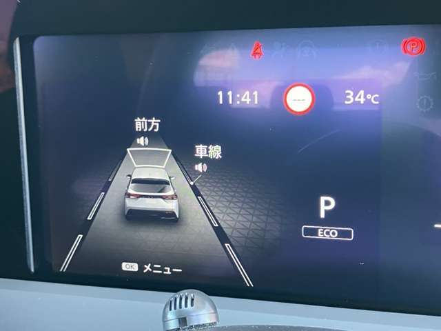 スピードメーター上に運転をサポートする様々な情報を表示してくれます。