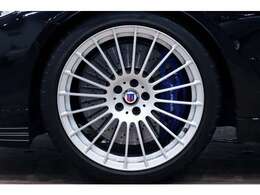 純正のALPINA CLASSIC 20インチ鍛造アルミホイールは、目立つヨゴレや歪みもなく良い状態です！！