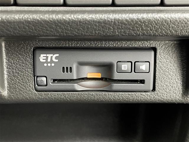 【純正ビルトインETC】有料道路を利用する際に料金所で停止することなく通過できる、ETC車載器（ノンストップ自動料金収受システム機器）が装備されています。セットアップを行うことで利用可能になります。