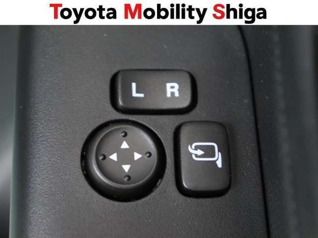 車内からワンタッチでサイドミラーの格納ができるので狭い駐車場などで便利です。