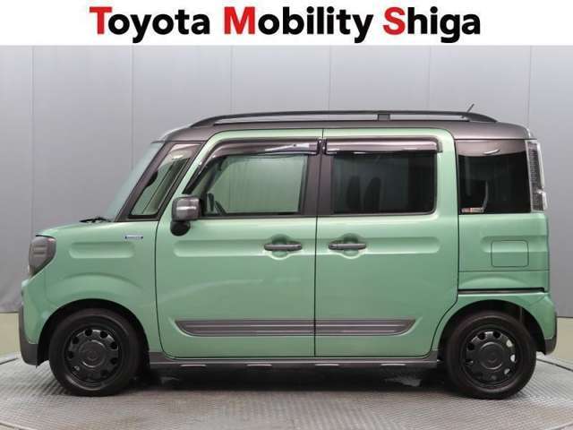 狭い場所でも乗り降りしやすいスライドドア車です。隣の車にストレスを感じず乗り降りできますよ♪
