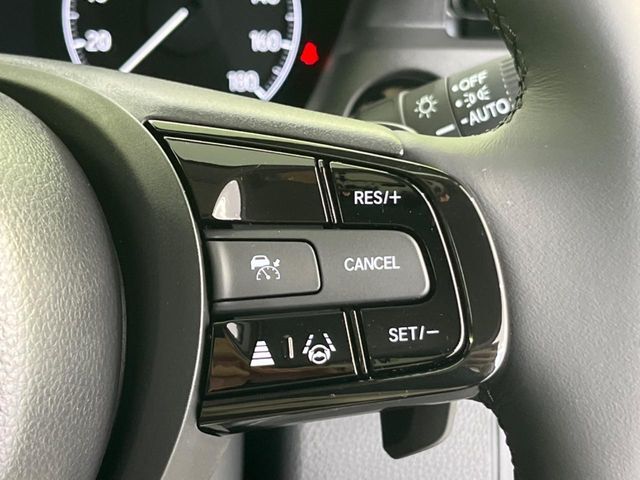 【アダプティブクルーズコントロール】高速道路での長距離走行が楽に！！自動で速度を保つクルーズコントロールが、衝突軽減システムと連携し、前方の車両を感知して車間を保つように速度調節してくれます！！